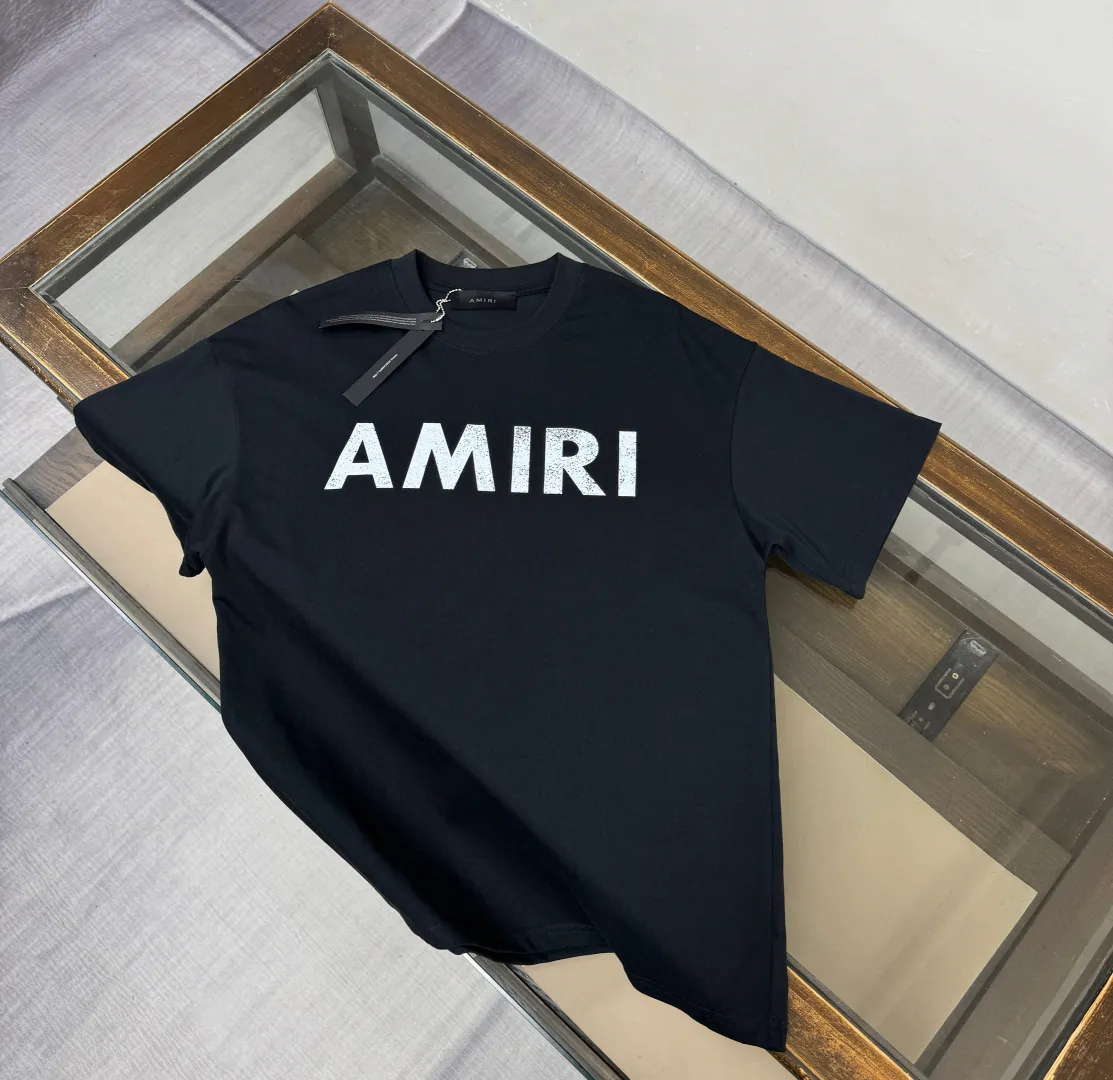C⭐️AMIRI 26 spring and summer new product, the Newest Arrival short-sleeved round neck T-shirt ~ Same Style for men and women ~ Premium customized design, avant-garde and fashionable! Brand printed logo embellishment, Premium customized fabric, soft to the touch, comfortable to wear, imported high-end fabrics🔥The texture is very delicate, the details and craftsmanship are exquisite, the counter-level exquisite stitching, fine workmanship, and a highly moldable item, can be matched with any fashion, the fit is super good, a must-have item for trendy men! ! Color: Black White Brown Gray Size: XS S M L (OS loose version, please note your height and weight when placing an order)